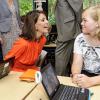 La princesse Mary de Danemark à l'école primaire d'Espergaerde le 16 août 2013, pour voir comment l'établissement a intégré l'informatique à son enseignement.
