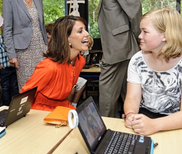 La princesse Mary de Danemark à l'école primaire d'Espergaerde le 16 août 2013, pour voir comment l'établissement a intégré l'informatique à son enseignement.