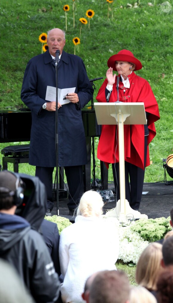Le couple royal a parachevé la cérémonie d'un petit discours. La princesse Mette-Marit de Norvège célébrait le 18 août 2013, avec un jour d'avance, son 40e anniversaire à l'occasion d'une messe suivie d'un goûter dans le Parc de la Reine, à Oslo, en compagnie de son mari le prince Haakon, de leurs enfants Ingrid Alexandra, Sverre Magnus et Marius, de ses beaux-parents le roi Harald V et la reine Sonja, de sa belle-soeur la princesse Märtha-Louise avec son époux Ari Behn et leurs trois filles, et près de 350 invités.