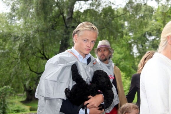 Marius, le grand fils de Mette-Marit, avec un des chiots de Milly Kakao, le chien de la famille. La princesse Mette-Marit de Norvège célébrait le 18 août 2013, avec un jour d'avance, son 40e anniversaire à l'occasion d'une messe suivie d'un goûter dans le Parc de la Reine, à Oslo, en compagnie de son mari le prince Haakon, de leurs enfants Ingrid Alexandra, Sverre Magnus et Marius, de ses beaux-parents le roi Harald V et la reine Sonja, de sa belle-soeur la princesse Märtha-Louise avec son époux Ari Behn et leurs trois filles, et près de 350 invités.