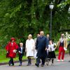 Mette-Marit de Norvège célébrait le 18 août 2013, avec un jour d'avance, son 40e anniversaire à l'occasion d'une messe suivie d'un goûter dans le Parc de la Reine, à Oslo, en compagnie de son mari le prince Haakon, de leurs enfants Ingrid Alexandra, Sverre Magnus et Marius, de ses beaux-parents le roi Harald V et la reine Sonja, de sa belle-soeur la princesse Märtha-Louise avec son époux Ari Behn et leurs trois filles, et près de 350 invités.