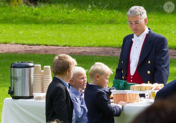 Les garçons se ruent sur le goûter. Mette-Marit de Norvège célébrait le 18 août 2013, avec un jour d'avance, son 40e anniversaire à l'occasion d'une messe suivie d'un goûter dans le Parc de la Reine, à Oslo, en compagnie de son mari le prince Haakon, de leurs enfants Ingrid Alexandra, Sverre Magnus et Marius, de ses beaux-parents le roi Harald V et la reine Sonja, de sa belle-soeur la princesse Märtha-Louise avec son époux Ari Behn et leurs trois filles, et près de 350 invités.