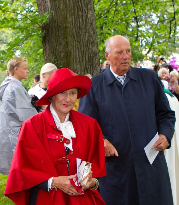 Le couple royal. Mette-Marit de Norvège célébrait le 18 août 2013, avec un jour d'avance, son 40e anniversaire à l'occasion d'une messe suivie d'un goûter dans le Parc de la Reine, à Oslo, en compagnie de son mari le prince Haakon, de leurs enfants Ingrid Alexandra, Sverre Magnus et Marius, de ses beaux-parents le roi Harald V et la reine Sonja, de sa belle-soeur la princesse Märtha-Louise avec son époux Ari Behn et leurs trois filles, et près de 350 invités.