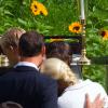 Instant de tendresse entre néo-quadragénaires... Mette-Marit de Norvège célébrait le 18 août 2013, avec un jour d'avance, son 40e anniversaire à l'occasion d'une messe suivie d'un goûter dans le Parc de la Reine, à Oslo, en compagnie de son mari le prince Haakon, de leurs enfants Ingrid Alexandra, Sverre Magnus et Marius, de ses beaux-parents le roi Harald V et la reine Sonja, de sa belle-soeur la princesse Märtha-Louise avec son époux Ari Behn et leurs trois filles, et près de 350 invités.