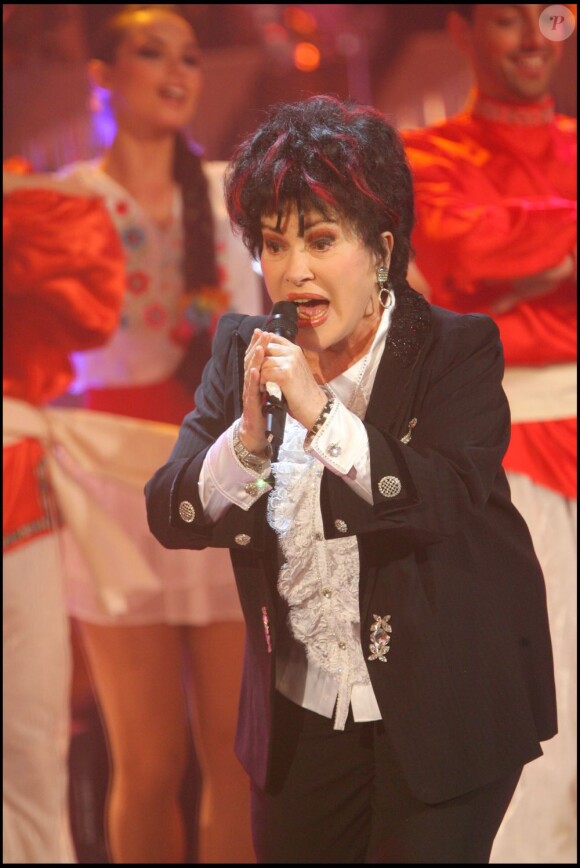 La chanteuse Rika Zaraï lors des "Années Bonheur" sur France 2 le 27 mars 2008.