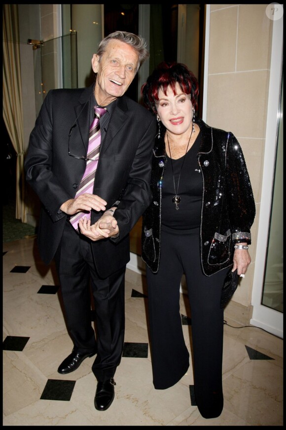 La chanteuse Rika Zaraï et son mari Jean-Pierre à Paris le 2 avril 2008.