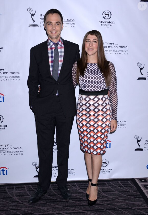 Jim Parsons et Mayim Bialik à la soirée-réception de l'Academy of Television Arts & Sciences au Sheraton Hotel d'Universal City, Los Angeles, le 19 août 2013.