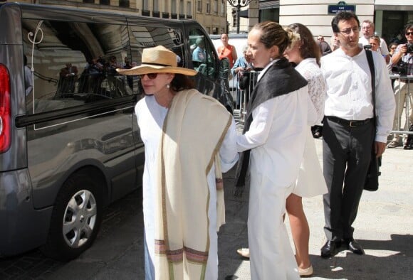 Son amour, Marie-Christine, marquise de Solages et sa fille Meriem Verges aux funérailles de l'avocat Jacques Vergès en l'église Saint-François d'Aquin à Paris le 20 août 2013.