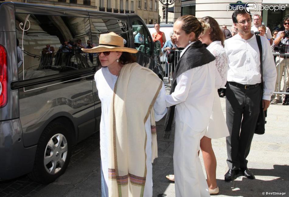 Son amour, Marie-Christine, marquise de Solages et sa fille Meriem Verges aux funérailles de l&#039;avocat Jacques Vergès en l&#039;église Saint-François d&#039;Aquin à Paris le 20 août 2013.