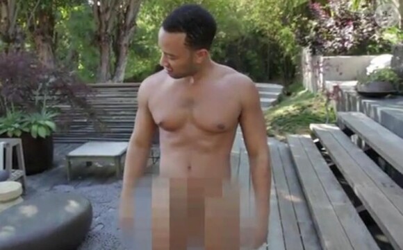 John Legend s'est mis totalement à nu pour le site parodique Funny or die, dans une vidéo publiée le 15 août 2013.