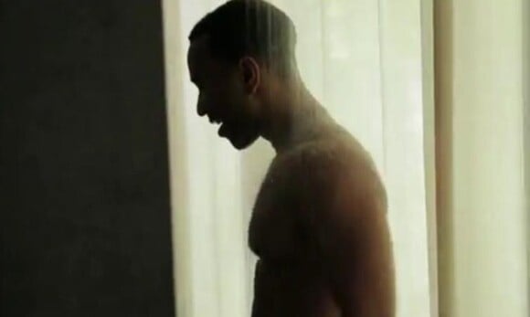Le chanteur John Legend s'est mis totalement à nu pour le site parodique Funny or die, dans une vidéo publiée le 15 août 2013.
