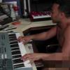 Le chanteur John Legend, très à l'aise dans son corps, s'est mis totalement à nu pour le site parodique Funny or die, dans une vidéo publiée le 15 août 2013.