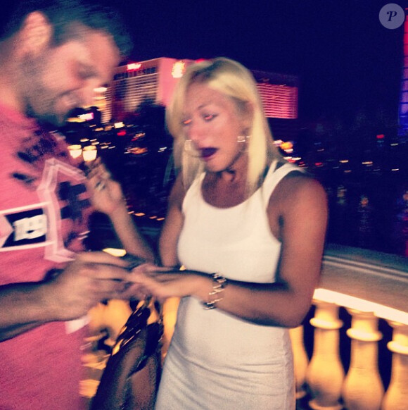 Brooke Hogan, émue lors de ses fiançailles avec son homme Phil Costa le 29 juin 2013 à Las Vegas.