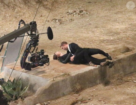 Robert Pattinson et Mia Wasikowska en action sur le tournage de Maps to the Stars à Los Angeles, le 21 août 2013.