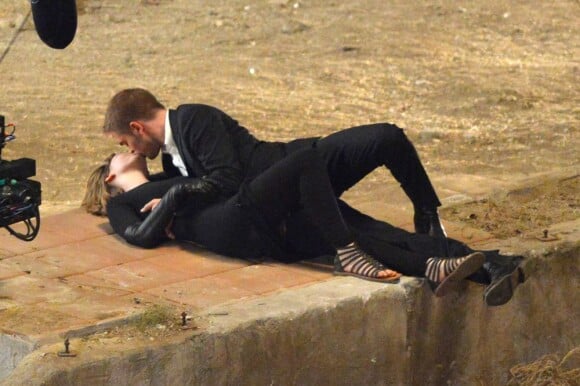 Robert Pattinson et Mia Wasikowska s'embrassent tendrement sur le tournage de Maps to the Stars à Los Angeles, le 21 août 2013.