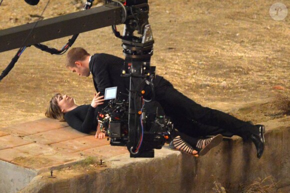 Robert Pattinson et Mia Wasikowska très proche sur le tournage de Maps to the Stars à Los Angeles, le 21 août 2013.