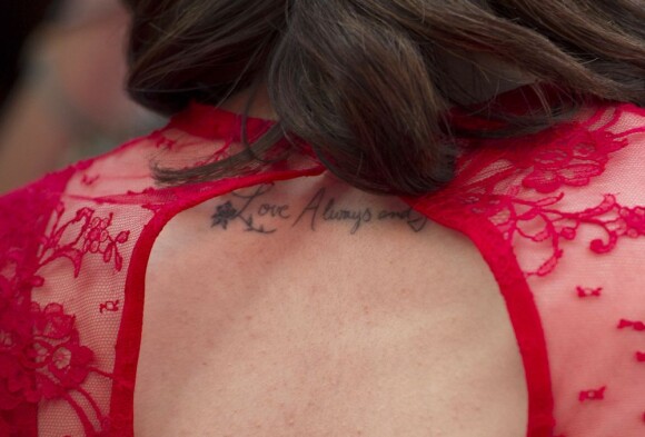 Lily Collins et son tatouage dorsal à la première du film The Mortal Instruments:  La Cité des Ténèbres à Madrid, le 22 août 2013.