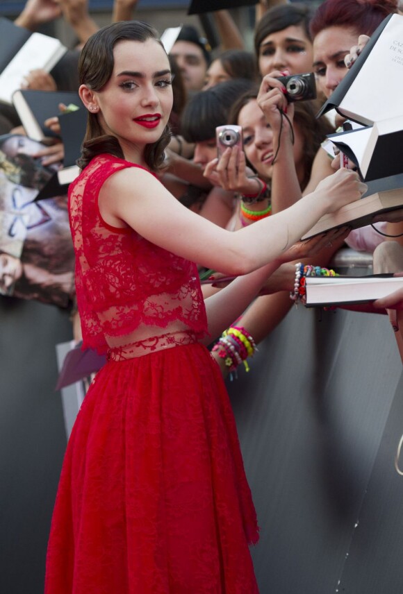 Lily Collins signe des autographes à la première du film The Mortal Instruments: La Cité des Ténèbres à Madrid, le 22 août 2013.