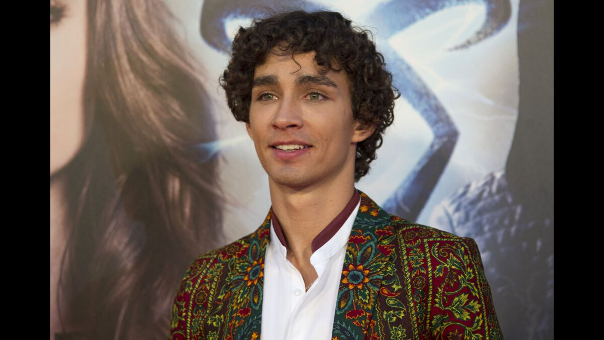 Photo : Robert Sheehan à la première du film The Mortal ..., حجم الصورة 1200x677