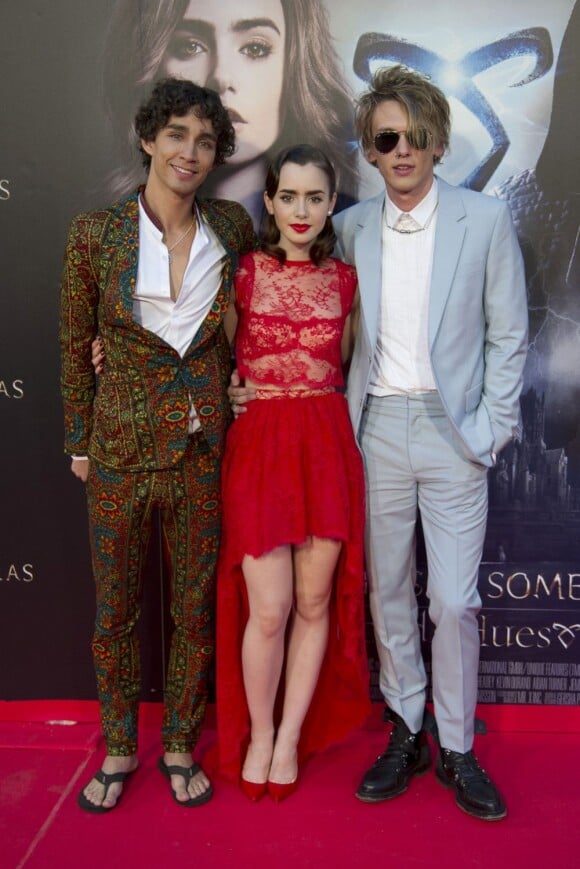 Lily Collins, Jamie Campbell Bower et Robert Sheeha à la première du film The Mortal Instruments: La Cité des Ténèbres à Madrid, le 22 août 2013.