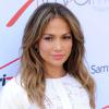 Jennifer Lopez inaugure sa nouvelle boutique Viva Movil, à Beverly Hills, Los Angeles, le 26 Juillet 2013.
