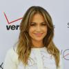La chanteuse Jennifer Lopez inaugure sa nouvelle boutique Viva Movil, à Beverly Hills, Los Angeles, le 26 Juillet 2013.