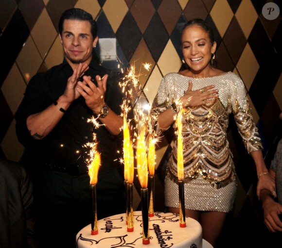 Jennifer Lopez fête l'obtention de son premier Juventud Award avec son boyfriend Casper Smart, au restaurant Wall Lounge de Miami, le 18 juillet 2013.