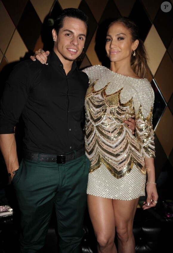Jennifer Lopez fête l'obtention de son premier Juventud Award avec son chéri Casper Smart, au restaurant Wall Lounge de Miami, le 18 juillet 2013.