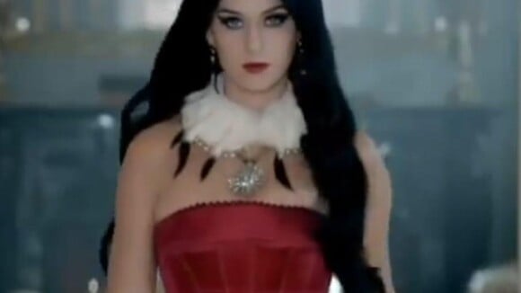 Katy Perry: Rebelle et royale comme Beyoncé pour son nouveau parfum Killer Queen