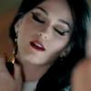 Katy Perry, souveraine rebelle, dans la publicité pour son nouveau parfum, Killer Queen.