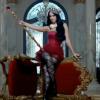 Katy Perry, souveraine rebelle, dans la publicité pour son nouveau parfum, Killer Queen, dévoilée le 15 août 2013.
