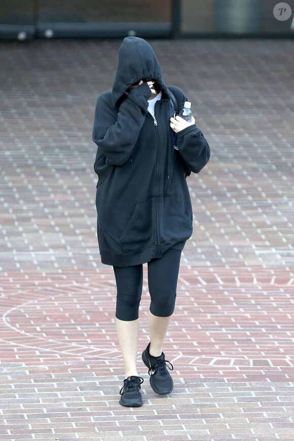 Khloé Kardashian se cache en quittant son club de gym à Los Angeles, le 22 août 2013.