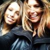 Laury Thilleman poste une photo d'elle et de sa petite soeur Julie : "10 ans d'écart, qui est la petite, qui est la grande ?"