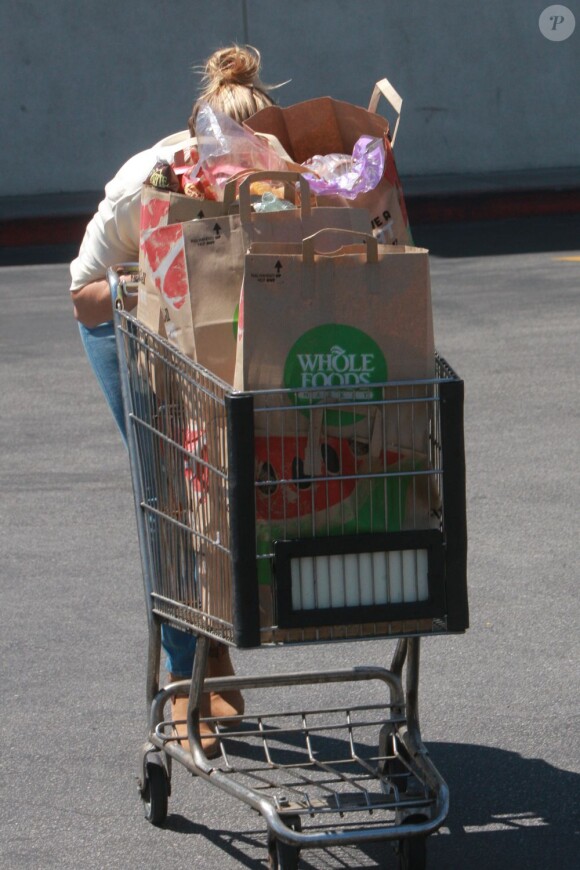 Exclusif - LeAnn Rimes, sans soutien-gorge fait ses courses a Woodland Hills, le 20 août 2013.