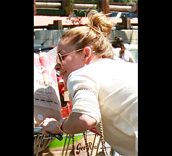Exclusif - LeAnn Rimes, sans soutien-gorge fait ses courses a Woodland Hills, le 20 août 2013.