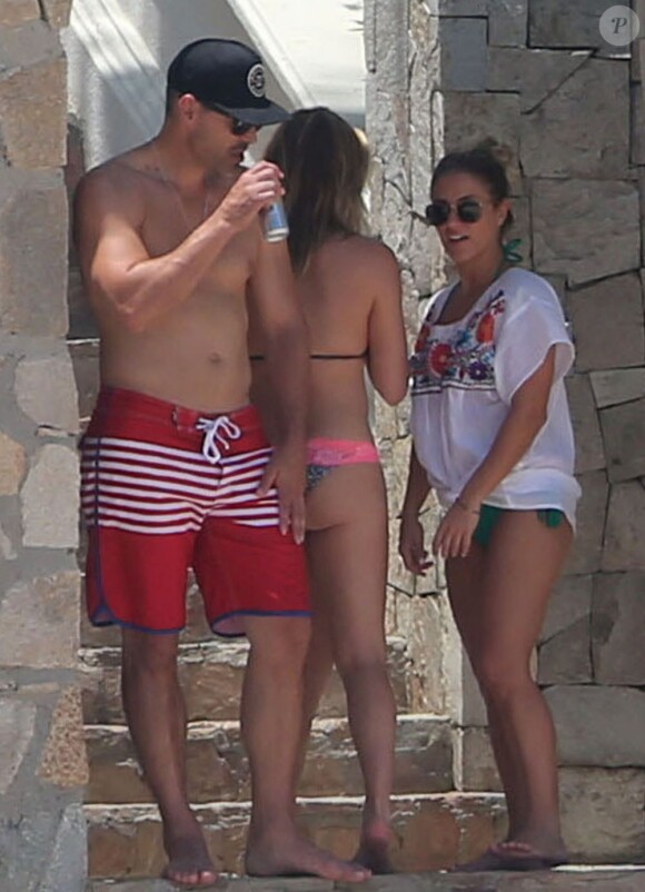 Leann Rimes et son mari Eddie Cibrian sont en vacances avec des amis a Cabo San Lucas. Le 16 aout 2013.