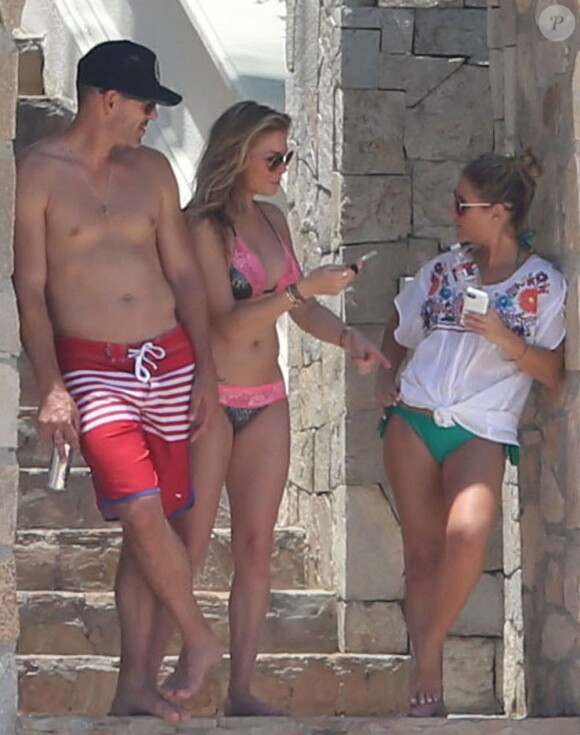 La jolie Leann Rimes et son mari Eddie Cibrian sont en vacances avec des amis a Cabo San Lucas. Le 16 aout 2013.