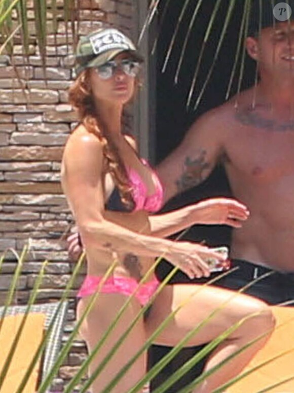 Leann Rimes et son mari Eddie Cibrian sont en vacances avec des amis a Cabo San Lucas. Le 16 aout 2013.