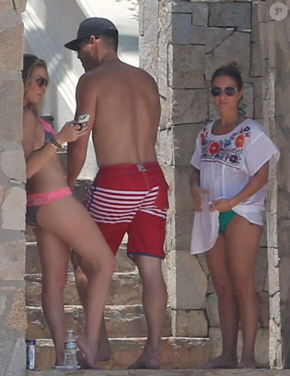 Leann Rimes et son mari Eddie Cibrian sont en vacances avec des amis a Cabo San Lucas. Le 16 aout 2013.