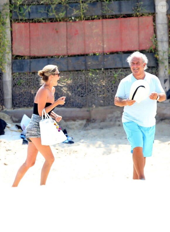 Kate Moss arrive sur une plage de Saint-Tropez en compagnie de Sir Philip Green. Saint-Tropez, le 24 août 2013.