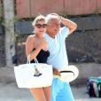 Kate Moss arrive sur une plage de Saint-Tropez en compagnie de Sir Philip Green. Saint-Tropez, le 24 août 2013.