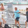 Kate Moss arrive au bord d'un bateau en compagnie de son époux Jamie Hince et leur ami Sir Philip Green. Saint-Tropez, le 25 août 2013.
