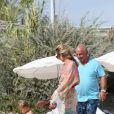 Kate Moss et Philip Green arrivent sur la plage du Club 55 à Ramatuelle. Le 25 août 2013.