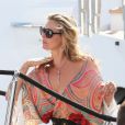 Kate Moss arrive au bord d'un bateau en compagnie de son époux Jamie Hince et leur ami Sir Philip Green. Saint-Tropez, le 25 août 2013.