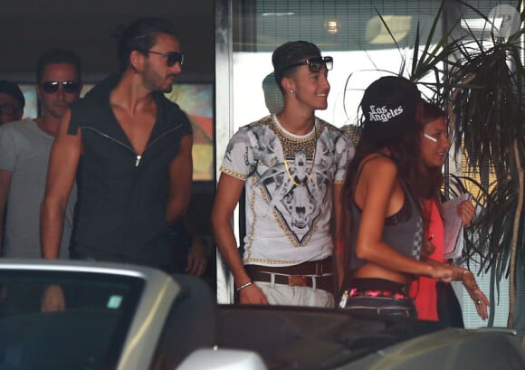 Nabilla et Thomas Vergara quittent leur hôtel, à Beverly Hills, le dimanche 18 août 2013.