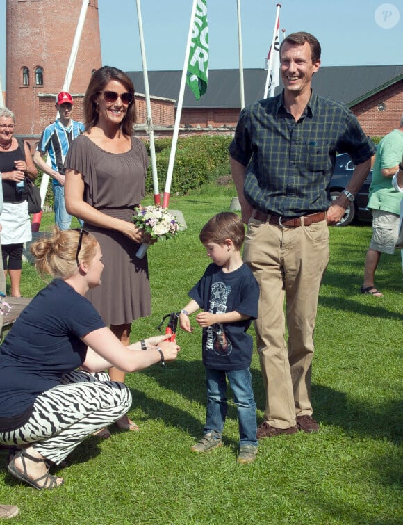 La princesse Marie de Danemark, radieuse avec son mari le prince Joachim et leur fils le prince Henrik, au Tonder Festival le 23 août 2013, en sa qualité de marraine du rassemblement folk.