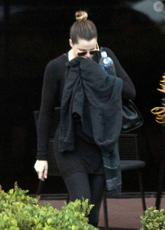 Khloe Kardashian se cache des photographes à Los Angeles, le 27 août 2013.