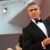 George Clooney classieux pour la cérémonie d'ouverture et la présentation de Gravity à la 70e Mostra de Venise, le 28 août 2013.