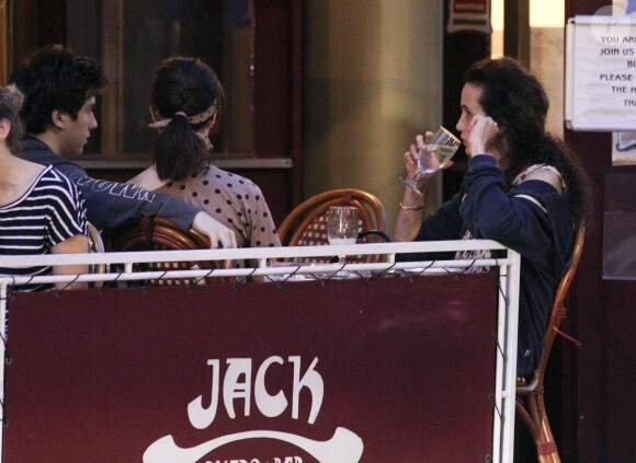 Andie MacDowell, au naturel, avec sa fille Sarah Margaret, accompagnée d'un charmant jeune homme, à New York le 27 août 2013