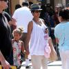 Halle Berry enceinte, emmène sa fille Nahla au "Universal Studios Theme Park" à Los Angeles, le 6 août 2013.